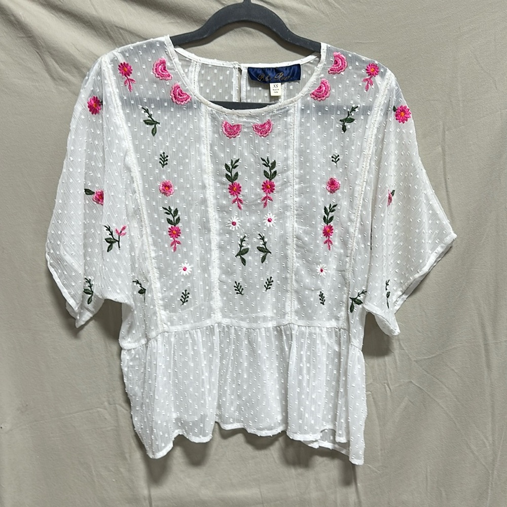Blue Rain brand Eyelet white w/embroidery pink flowers top / Size XS‎ / Box 2-10